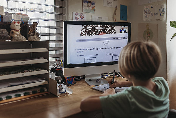 Nahaufnahme hinter dem Lehrer  der per Video-Chat unterrichtet