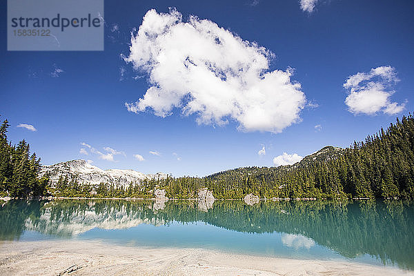 Wald und Berge spiegeln sich im Alpensee wider  Britisch-Kolumbien.