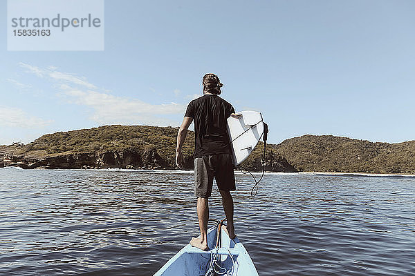 Surfer in einem Boot