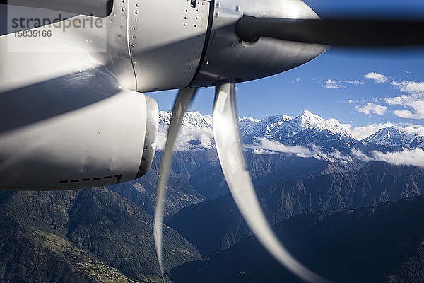 Flugzeugmotor  der in Richtung des nepalesischen Himalaya fliegt