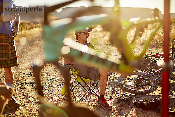 Mountainbiker  die sich nach einer Fahrt herumtreiben.