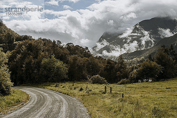 Schotterstraße schlängelt sich durch die Berglandschaft  Südinsel Neuseeland