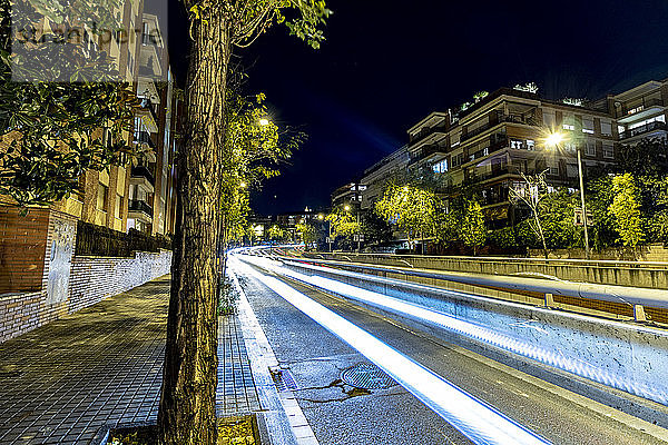Zeitrafferlichter und Straßen in der Stadt Barcelona bei Nacht