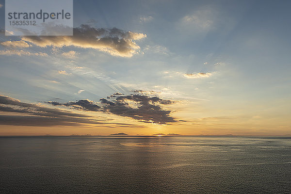 Sonnenuntergang über der Little Minch mit Inseln der Äußeren Hebriden in der Ferne  Isle of Skye  Schottland