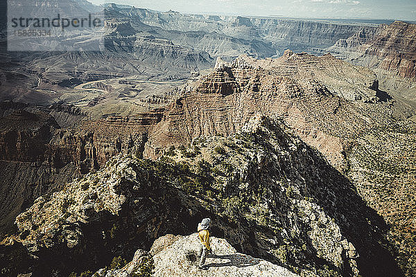 mann beobachtet grand canyon aus hopi-perspektive