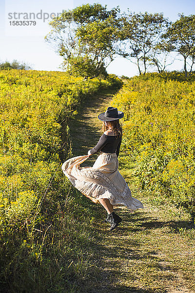 Bohemian Vintage Prairie Cowgirl Erforschung des Naturschutzfeldes
