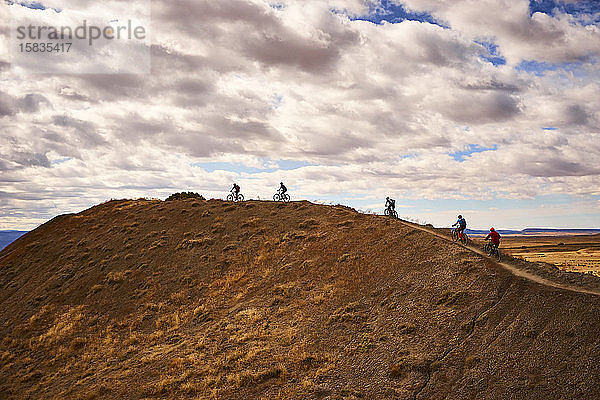 Mountainbiker entlang eines Bergrückens in Fruita  Colorado.