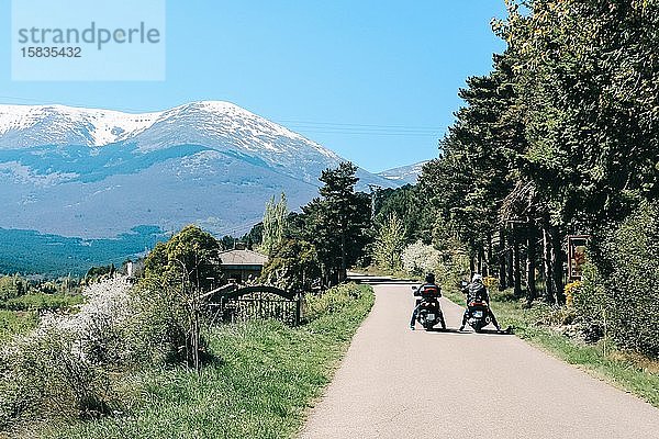 Berglandschaft mit zwei Motorradfahrern