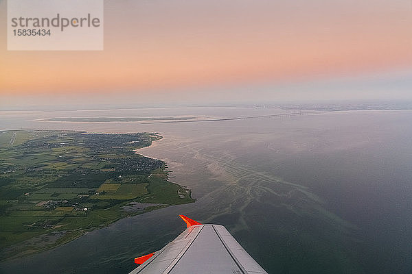 Blick aus dem Flugzeug auf Südschweden und die Ostsee bei Sonnenuntergang