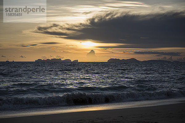 Silhouette der Inseln Koh Phi Phi  gesehen von der Insel Koh Lanta  Thailand.