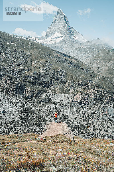 Mittelwinkelrahmen einer jungen Frau  die vor dem Matterhorn steht