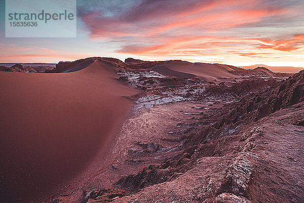 Landschaftliche Ansicht einer Sanddüne in der Atacama-Wüste bei Sonnenuntergang