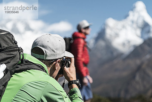 Mann fotografiert einen Freund auf der Ama-Dablam-Expedition  Khumbu Nepal