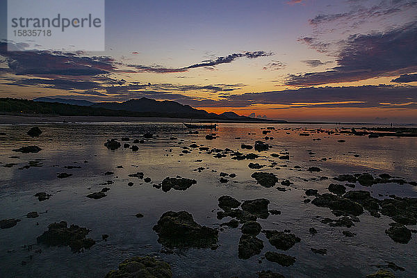 Sonnenaufgangslandschaft  Insel Sumbawa  Indonesien