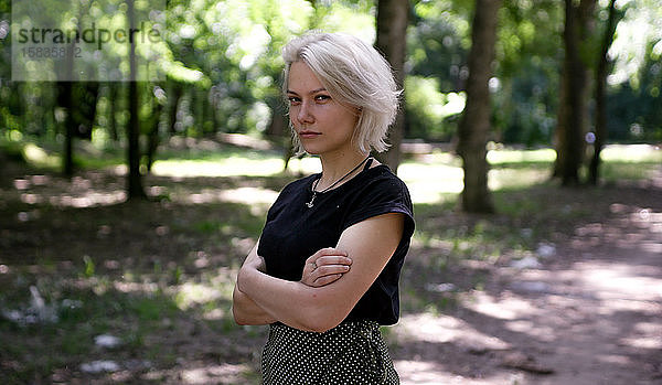 Porträt eines Mädchens mit weißen Haaren im Park