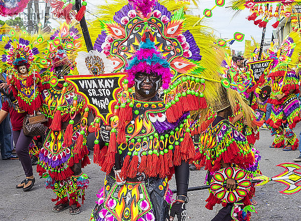 Ati-Krieger in Kostümen  Ati-Atihan Festival  Kalibo  Philippinen
