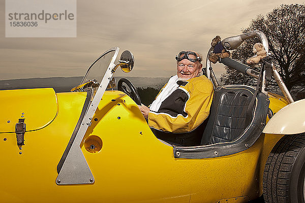 Älterer Mann sitzt in seinem selbstgebauten Kitcar in England