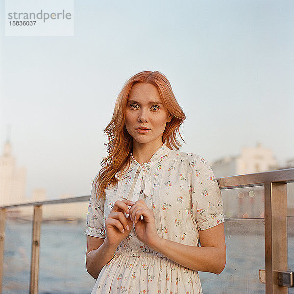 Bildnis einer hübschen jungen rothaarigen Hipster-Frau in einem weißen Kleid
