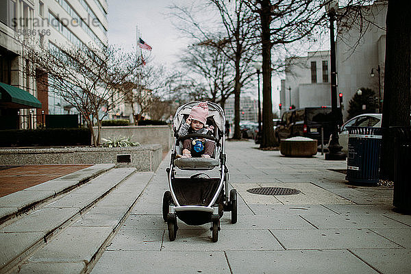 Kleinkind im Kinderwagen auf Bürgersteig im Winter in Washington DC