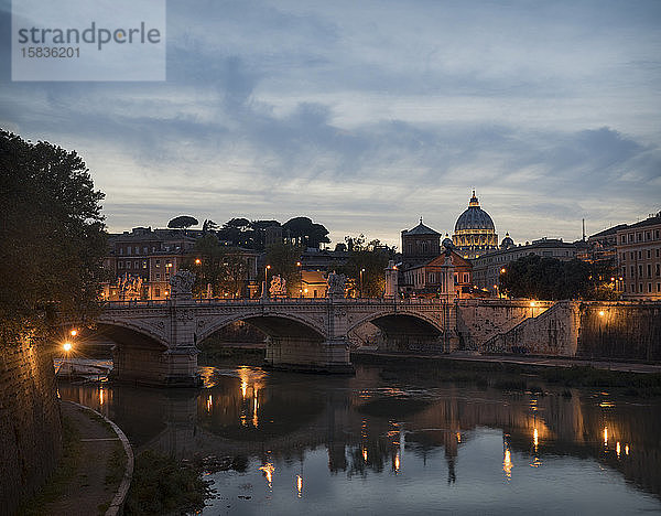 Abendansicht des Petersdoms von der St. Angelo-Brücke aus.