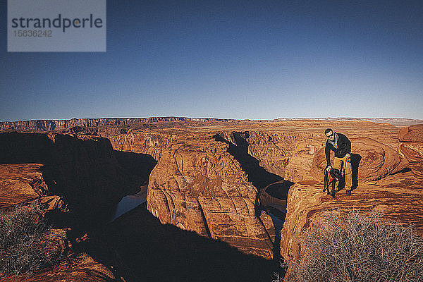 Ein Mann mit einem Hund steht in der Nähe von Horseshoe Bend  Arizona