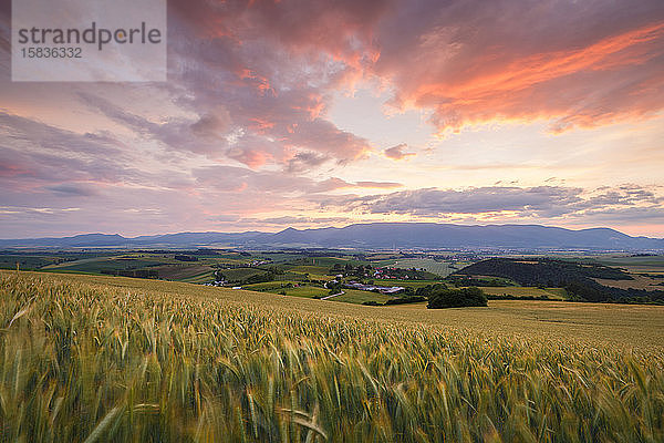 Ländliche Landschaft der Region Turiec an den Ausläufern der Velka Fatra.