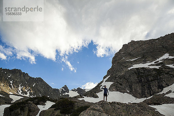 Mann ruht auf Felsen auf Wanderweg in Indian Peaks Wilderness  Colorado