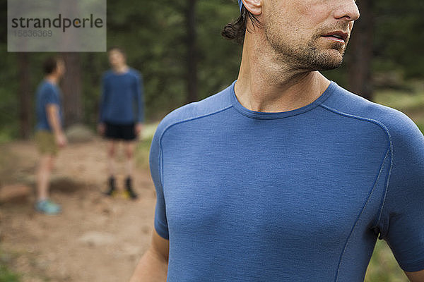 Männer rasten und unterhalten sich beim Trail Run in Chautauqua oberhalb von Boulder  Colorado