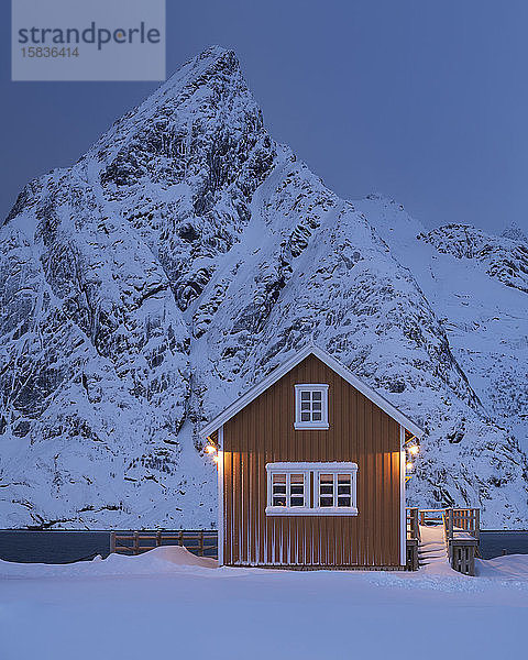 Gelbe Rorbu-Hütte mit Blick auf den Berg Osltind  SakrisÃ¸y  Lofoten  Norwegen