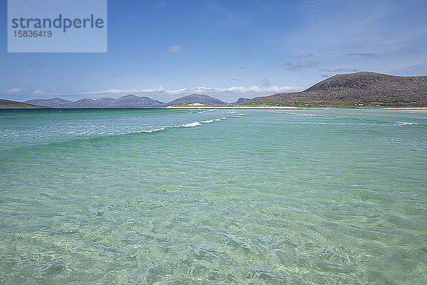 Blick über das azurblaue Wasser des Seilebost-Strandes in Richtung Luskentyre  Isle of Harris  Äußere Hebriden  Schottland
