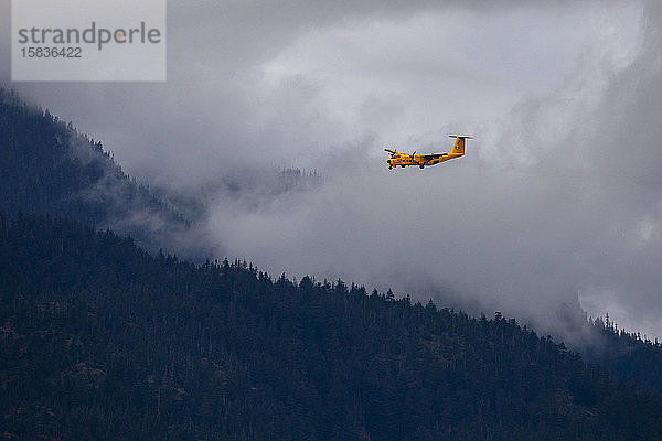 Ein kanadisches Such- und Rettungsflugzeug CC-115 Buffalo kreist an einem bewölkten Herbsttag während einer Trainingsmission um Pemberton.