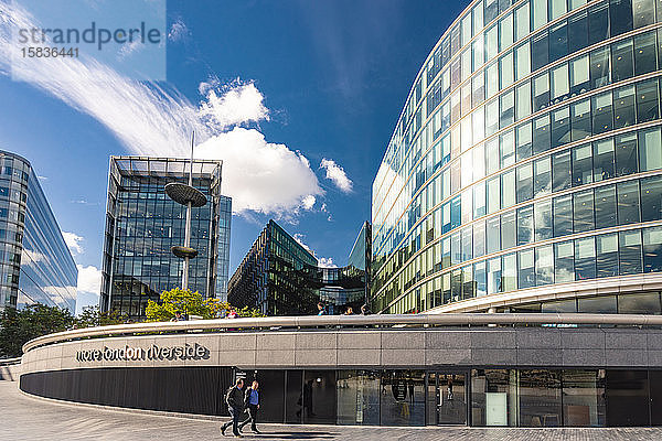 Moderne Geschäftsgebäude am Rathaus der Stadt London an einem sonnigen Tag
