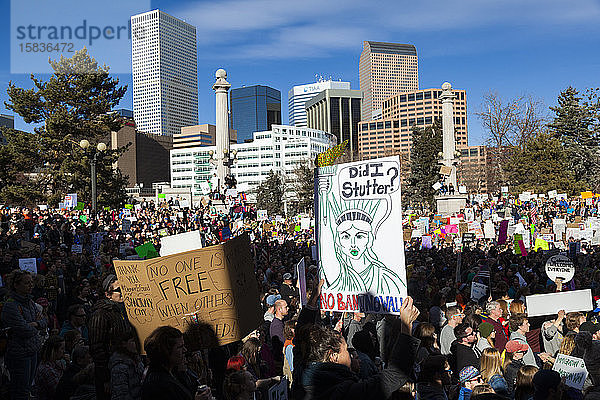 Menschen protestieren gegen Reiseverbot für Präsident Trump Muslim in Denver  Colorado