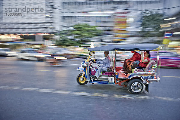 Auto-Rikscha in den Straßen von Bangkok