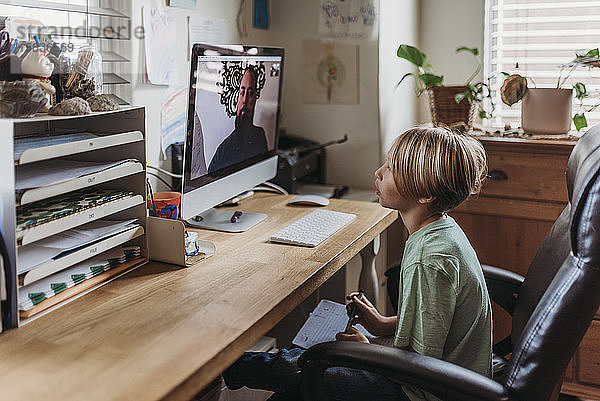 Mittelfristige Sicht auf das Lernen von Lehrern und Schülern über Computerklassen