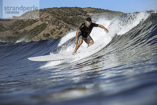 Surfer auf einer Welle