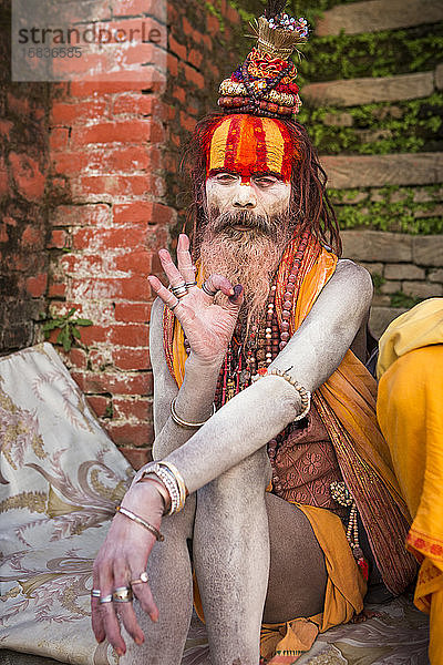 Ein heiliger hinduistischer Mann  auch Sadhu genannt  im Pashupatinath-Tempel in Kathmandu