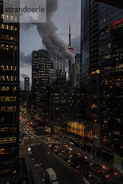 CN Tower  Gebäude und Straßen in der Innenstadt von Toronto  Kanada bei Nacht.