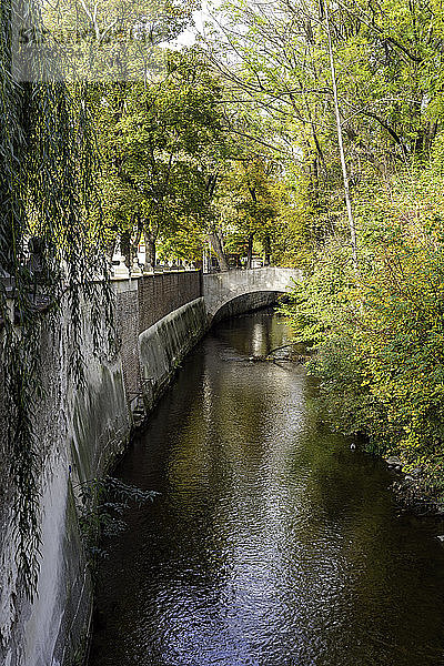 Idyllischer Kanal in der Kleinstadt Prag