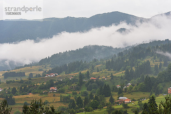 Wunderschönes Dorf in Bulgarien in den Rhodopen.