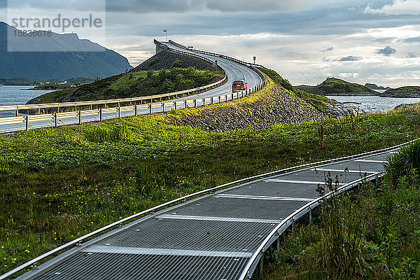 Autofahren entlang der Storseisundbrücke  Atlantikstraße  Norwegen