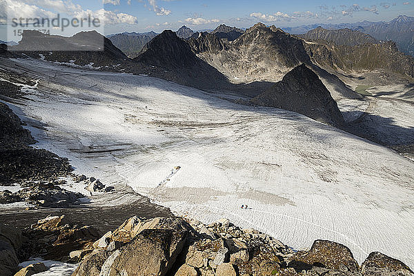 Wanderer überqueren Snowbird Glacier  Talkeetna-Gebirge  Alaska