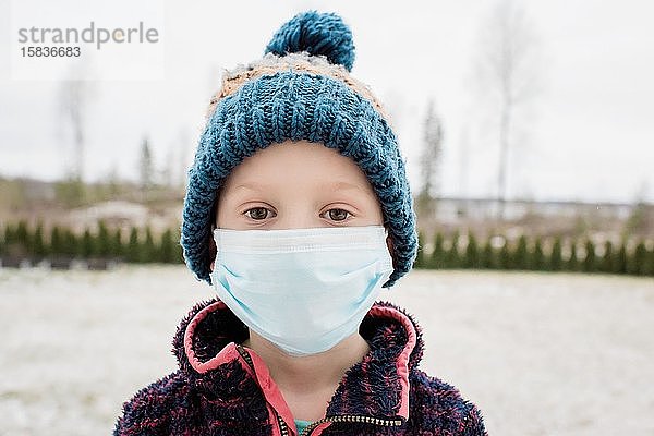 Junge mit Gesichtsmaske zum Schutz vor Grippe und Virus