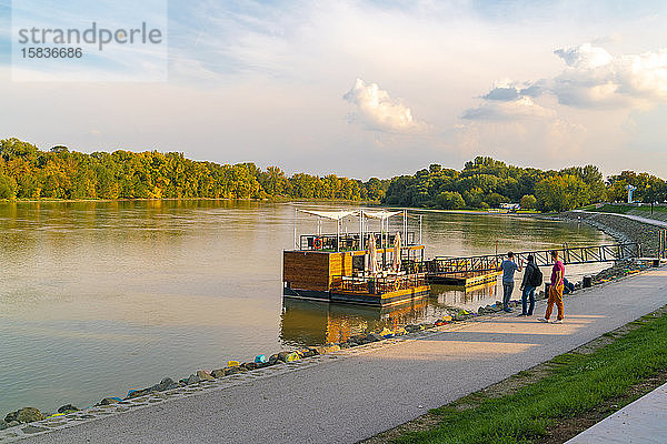 Ein Holzboot auf dem Fluss bei Szentendre bei Budapest im Sommer