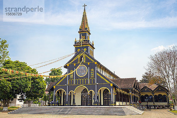 Kon Tum Kathedrale  auch bekannt als Holzkirche  Vietnam