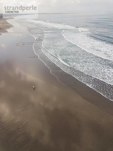 Luftaufnahme eines Surfers