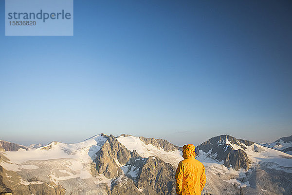 Wanderer mit Blick auf die vergletscherten Berge in Kanada.