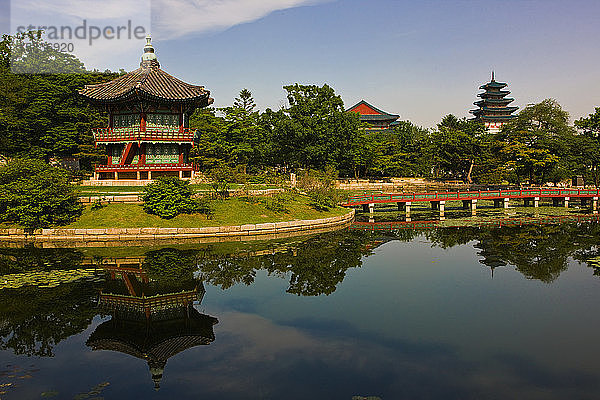 Foto von Gebäuden und See am Königspalast Gyeongbok-gung / Seoul