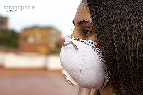 Frau mit einer Arztmaske in der Stadt. Schutz vor Viren.