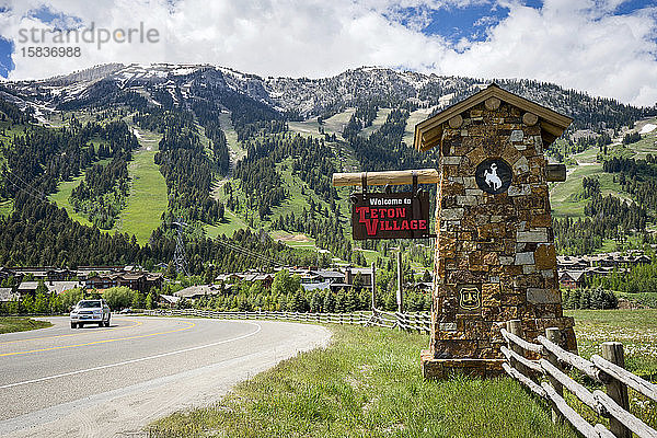 Willkommensschild am Eingang des Teton Village  Jackson Hole Mountain Resort